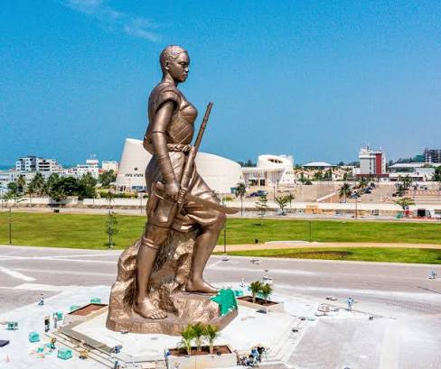 Statue de l'Amazone à Cotonou, Bénin