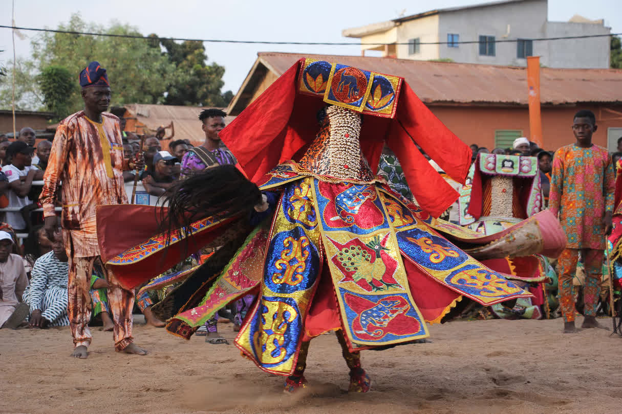 Danseur Egungun en costume de cérémonie au Bénin